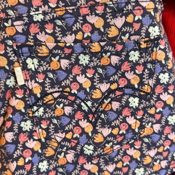 Levi’s purple/navy/pink flowered 2 1/2” size 26 shorts​ - Picture 4 of 4